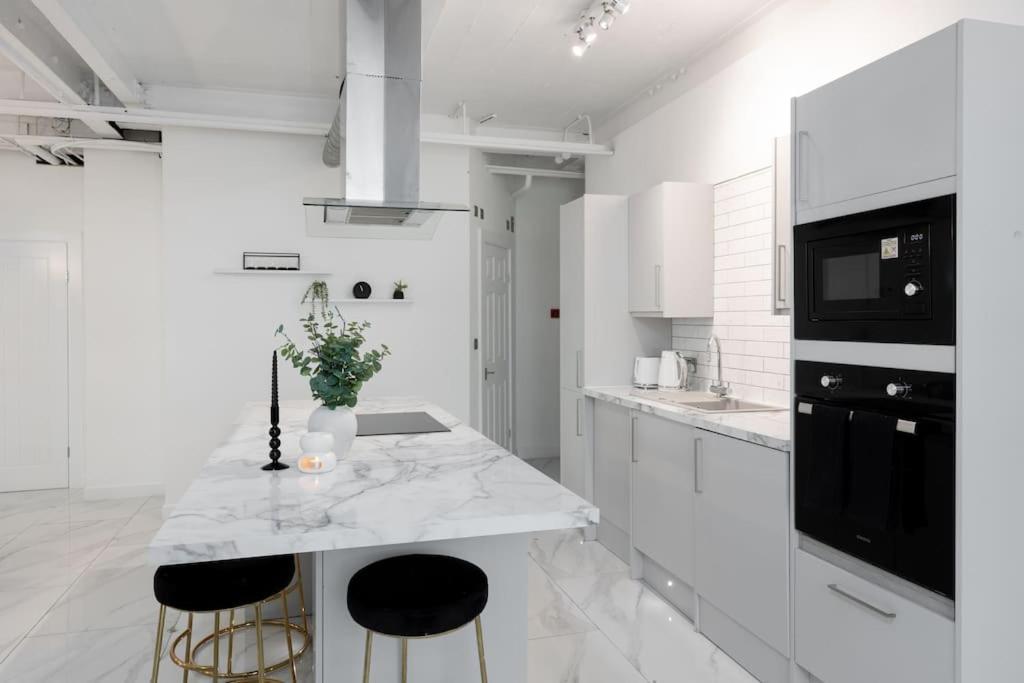 Luxury, Open Plan Apartment 브래드퍼드 외부 사진
